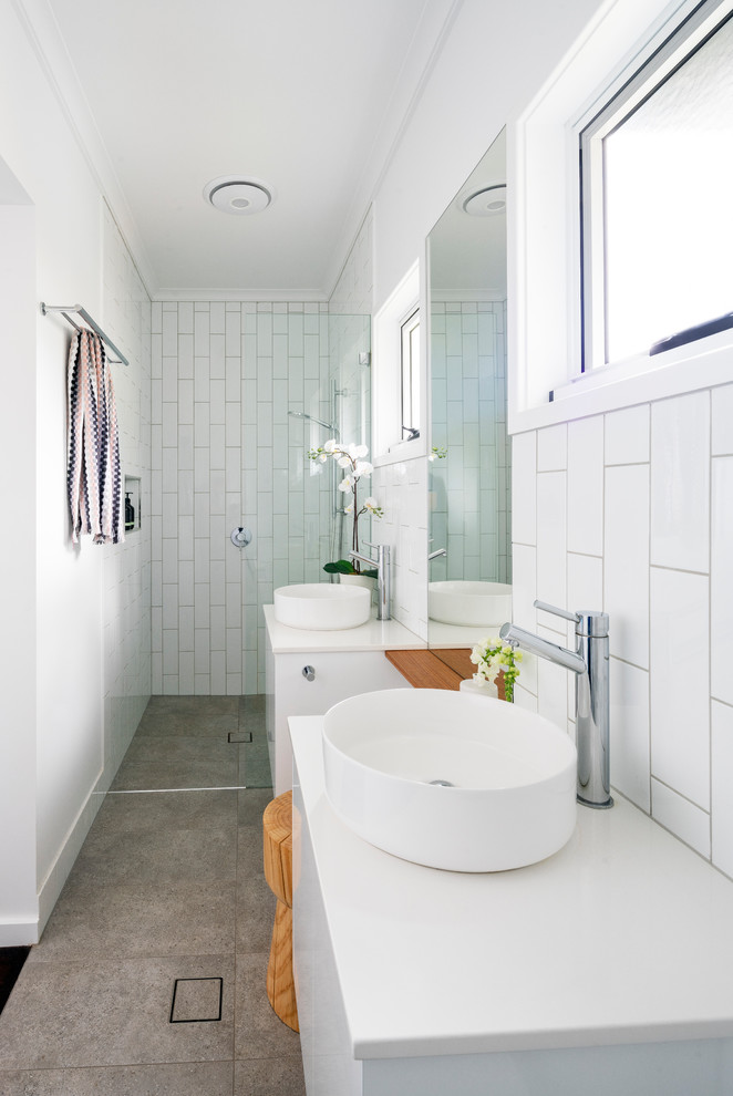 Пример оригинального дизайна: ванная комната в стиле неоклассика (современная классика) с плоскими фасадами, белыми фасадами, душем без бортиков, белой плиткой, белыми стенами, настольной раковиной, бежевым полом и белой столешницей