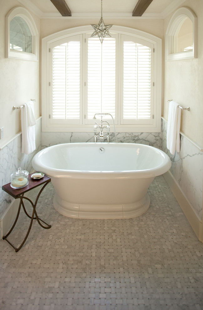 Идея дизайна: главная ванная комната среднего размера в классическом стиле с фасадами с выступающей филенкой, белыми фасадами, мраморной столешницей, отдельно стоящей ванной, белой плиткой, плиткой мозаикой, белыми стенами и мраморным полом