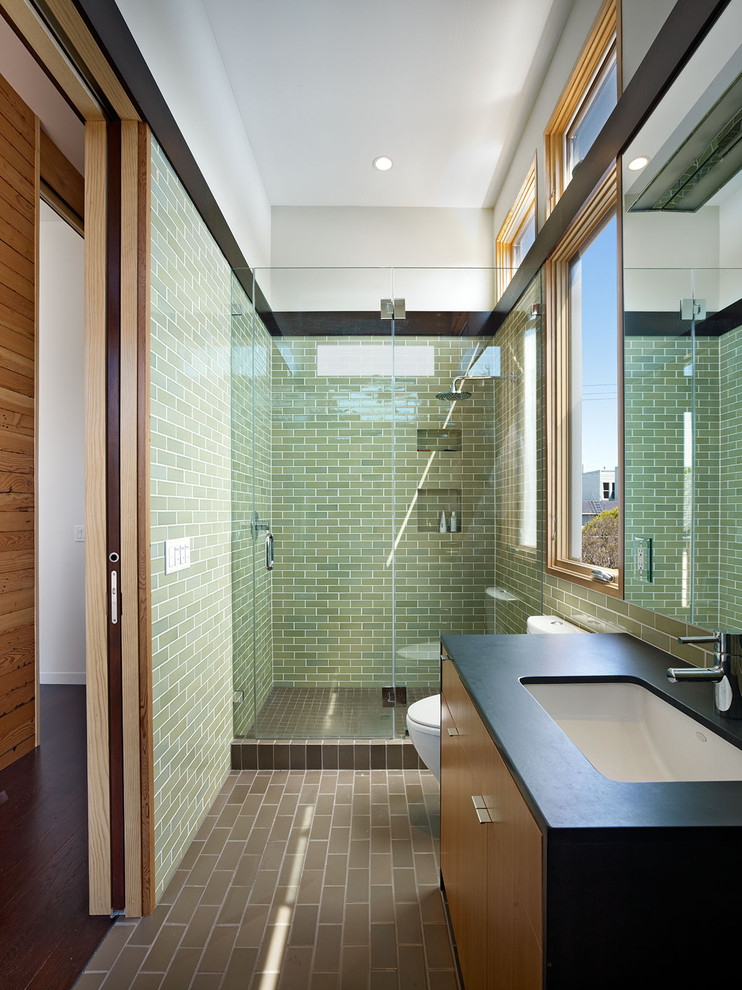 Foto di una stretta e lunga stanza da bagno minimal con lavabo sottopiano