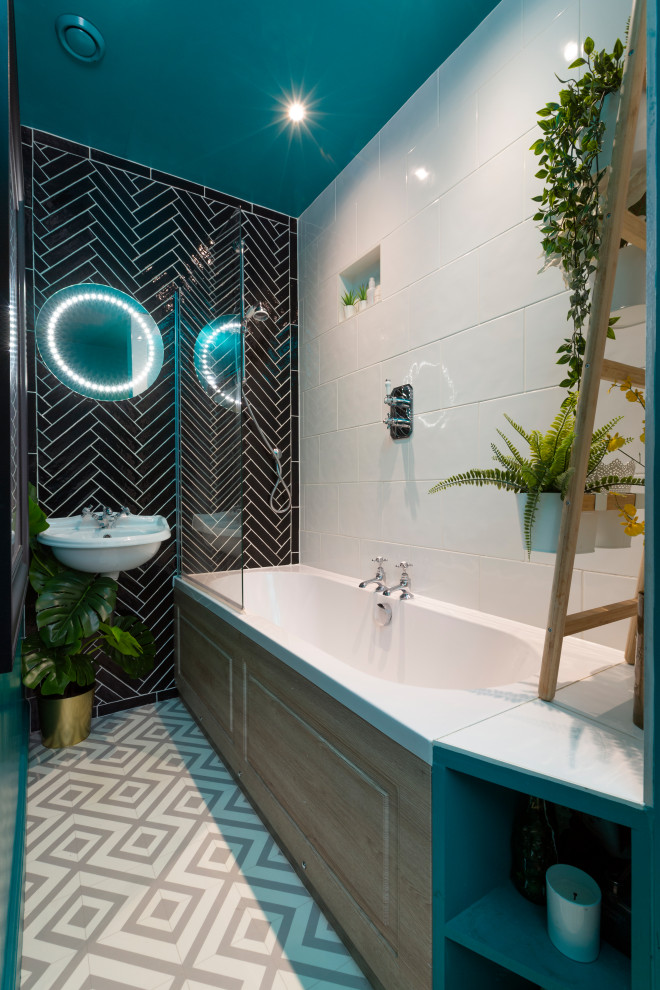 На фото: детская ванная комната среднего размера в стиле фьюжн с накладной ванной, душем над ванной, черно-белой плиткой, керамической плиткой, полом из линолеума, подвесной раковиной, серым полом, открытым душем и зеркалом с подсветкой