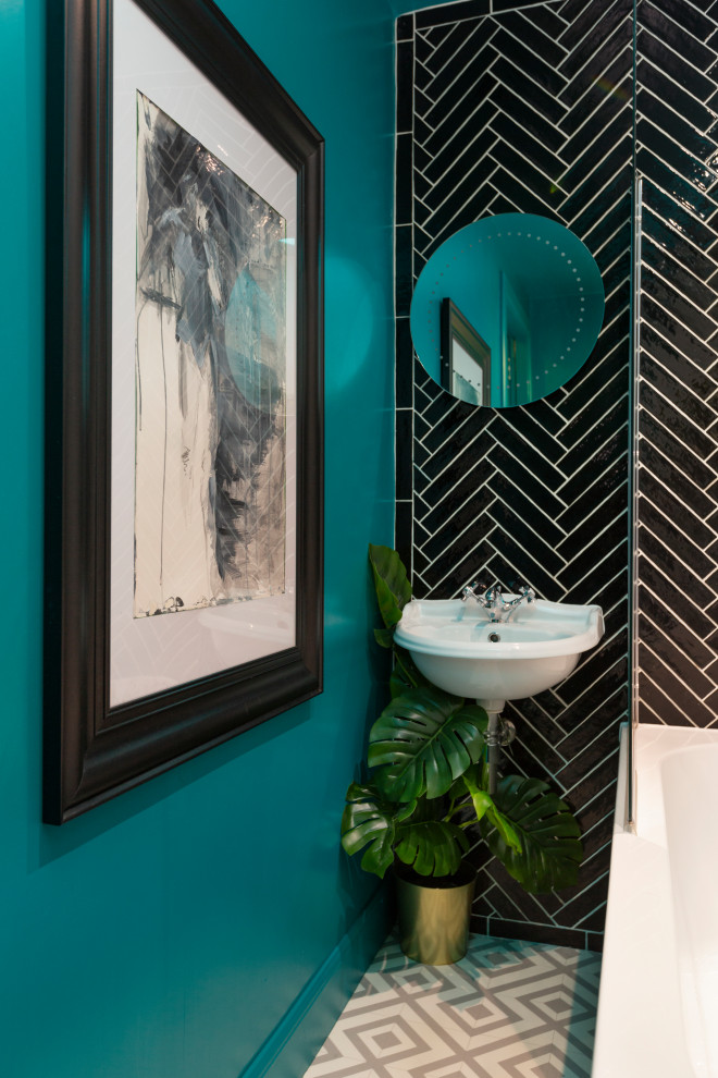 Стильный дизайн: туалет среднего размера в стиле фьюжн с унитазом-моноблоком, черно-белой плиткой, керамической плиткой, зелеными стенами, полом из линолеума, подвесной раковиной, столешницей из плитки, серым полом и белой столешницей - последний тренд