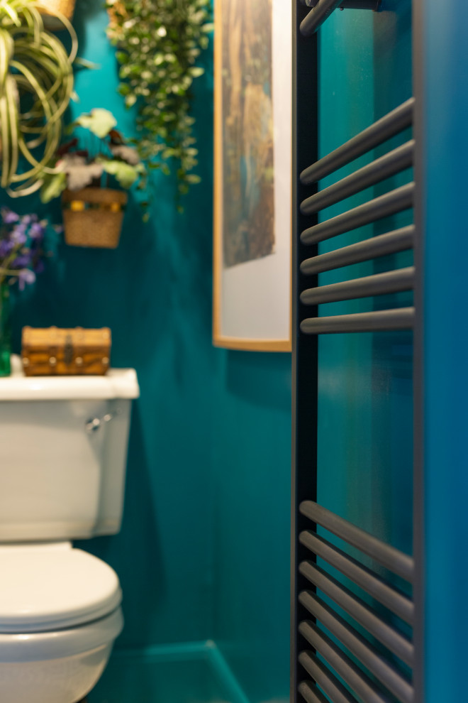 На фото: детская ванная комната среднего размера в стиле фьюжн с накладной ванной, душем над ванной, унитазом-моноблоком, черно-белой плиткой, керамической плиткой, зелеными стенами, полом из линолеума, подвесной раковиной, столешницей из плитки, серым полом, душем с распашными дверями и белой столешницей с