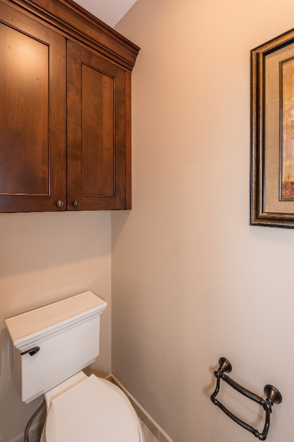 Пример оригинального дизайна: большая главная ванная комната в стиле неоклассика (современная классика) с фасадами с утопленной филенкой, коричневыми фасадами, угловым душем, бежевыми стенами, полом из керамической плитки, врезной раковиной, столешницей из гранита, бежевым полом, душем с распашными дверями, бежевой столешницей, тумбой под две раковины и встроенной тумбой