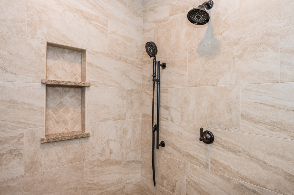 Exempel på ett stort klassiskt beige beige en-suite badrum, med luckor med infälld panel, bruna skåp, en hörndusch, beige väggar, klinkergolv i keramik, ett undermonterad handfat, granitbänkskiva, beiget golv och dusch med gångjärnsdörr