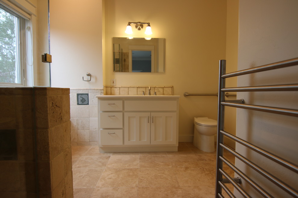 Стильный дизайн: ванная комната среднего размера в стиле модернизм - последний тренд
