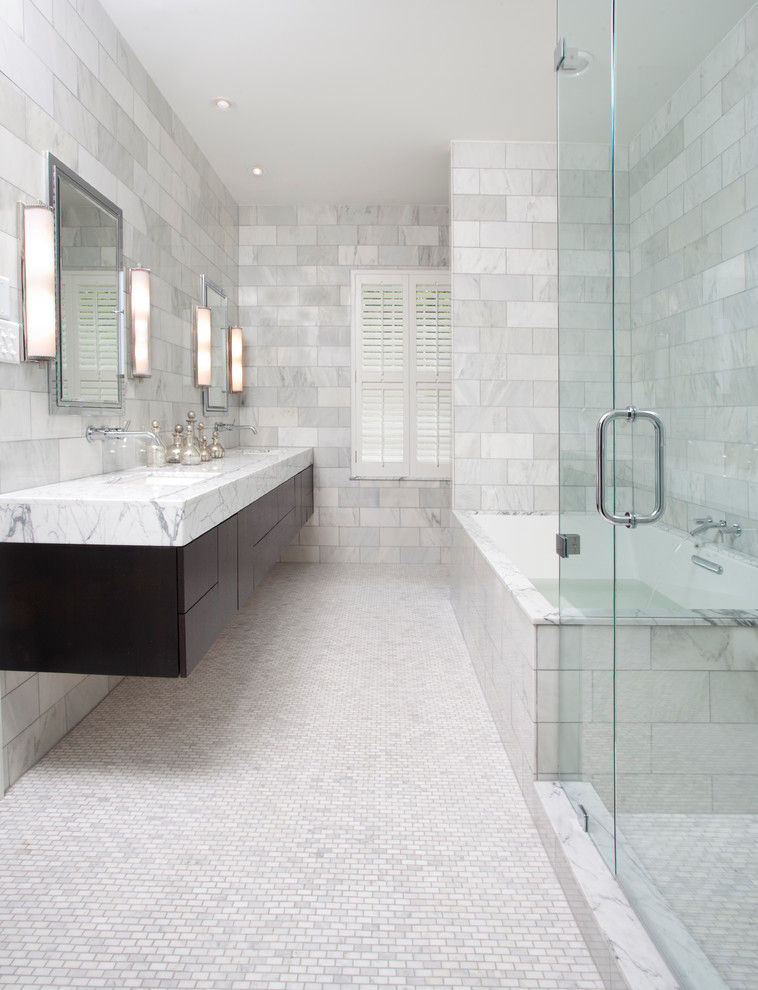 ニューオリンズにあるコンテンポラリースタイルのおしゃれな浴室 (大理石の洗面台、白いタイル、石タイル、モザイクタイル) の写真