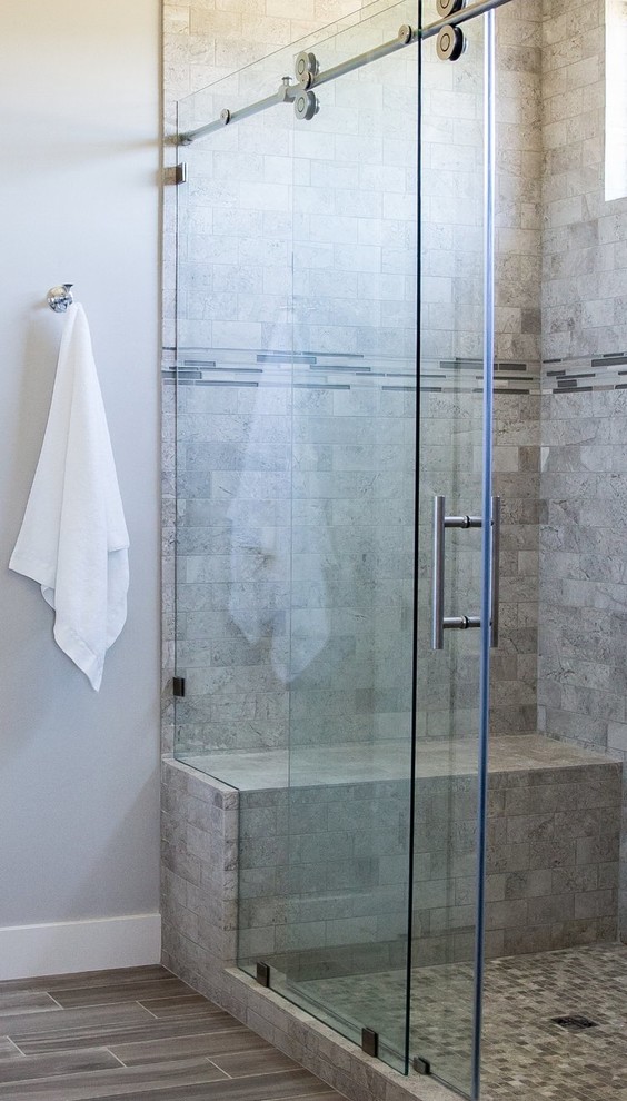 Idee per una stanza da bagno design di medie dimensioni con doccia alcova, piastrelle di marmo, pareti grigie, pavimento in gres porcellanato, pavimento grigio e porta doccia scorrevole