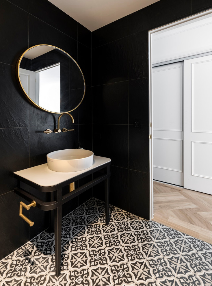 ビーチスタイルのおしゃれな浴室 (黒いタイル、セラミックタイル、セラミックタイルの床) の写真