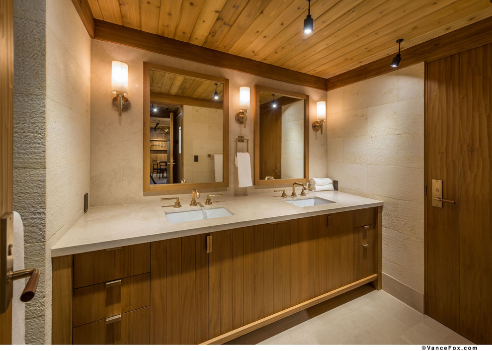 Exempel på ett mellanstort rustikt badrum med dusch, med ett undermonterad handfat, släta luckor, skåp i mellenmörkt trä, bänkskiva i kalksten, en öppen dusch, en toalettstol med hel cisternkåpa, beige kakel, stenkakel, beige väggar och travertin golv