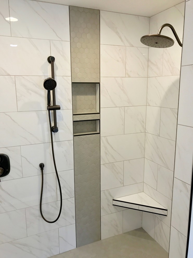 Стильный дизайн: большая ванная комната в стиле кантри с плоскими фасадами, серыми фасадами, полом из винила и серым полом - последний тренд