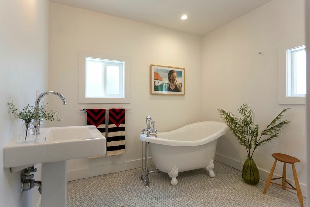 Modelo de cuarto de baño ecléctico con bañera con patas, lavabo con pedestal y suelo con mosaicos de baldosas
