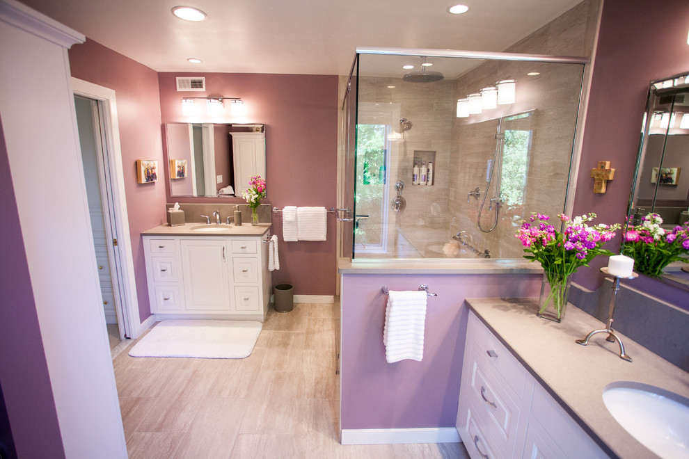 Aménagement d'une salle de bain principale classique de taille moyenne avec un placard avec porte à panneau surélevé, des portes de placard blanches, une douche ouverte, WC séparés, un carrelage gris, des carreaux de céramique, un mur violet, un sol en carrelage de céramique, un lavabo encastré et un plan de toilette en quartz modifié.
