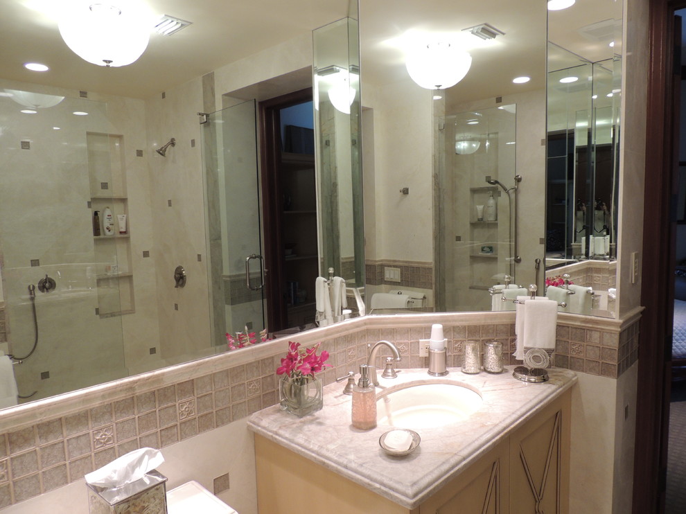 Foto på ett stort vintage badrum med dusch, med ett undermonterad handfat, marmorbänkskiva, beige kakel och beige väggar