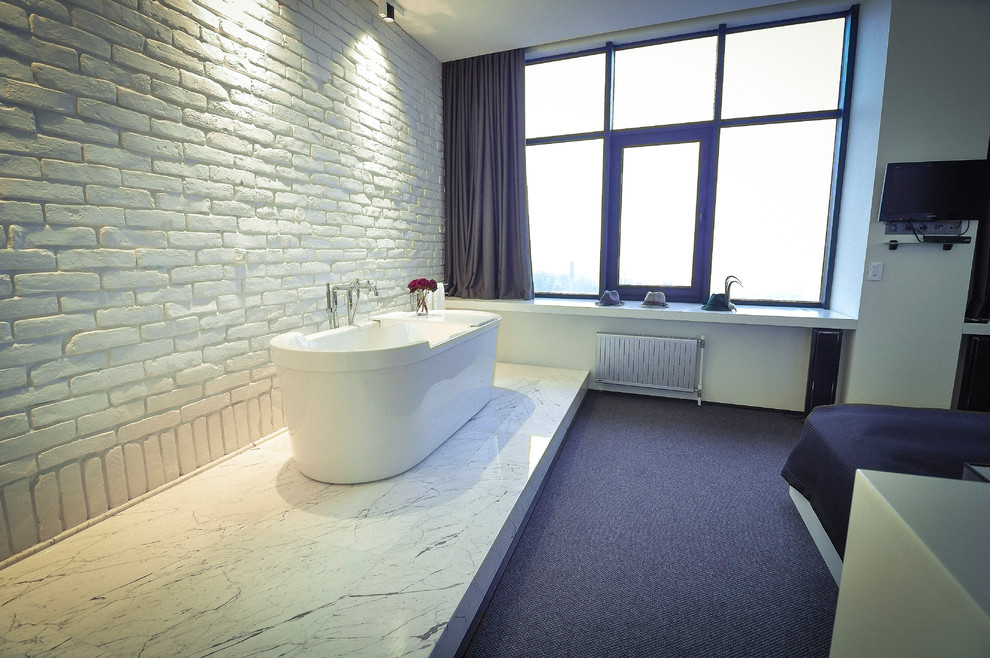 Idéer för ett modernt badrum, med ett fristående badkar