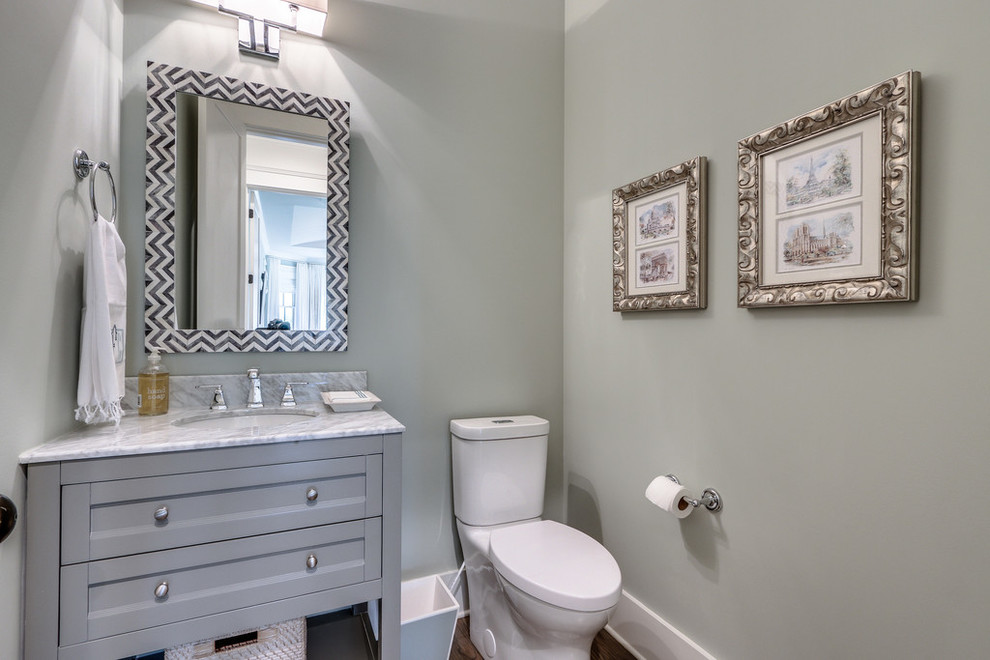 Immagine di una stanza da bagno tradizionale con ante in stile shaker, ante bianche, pavimento in legno massello medio e top in quarzite