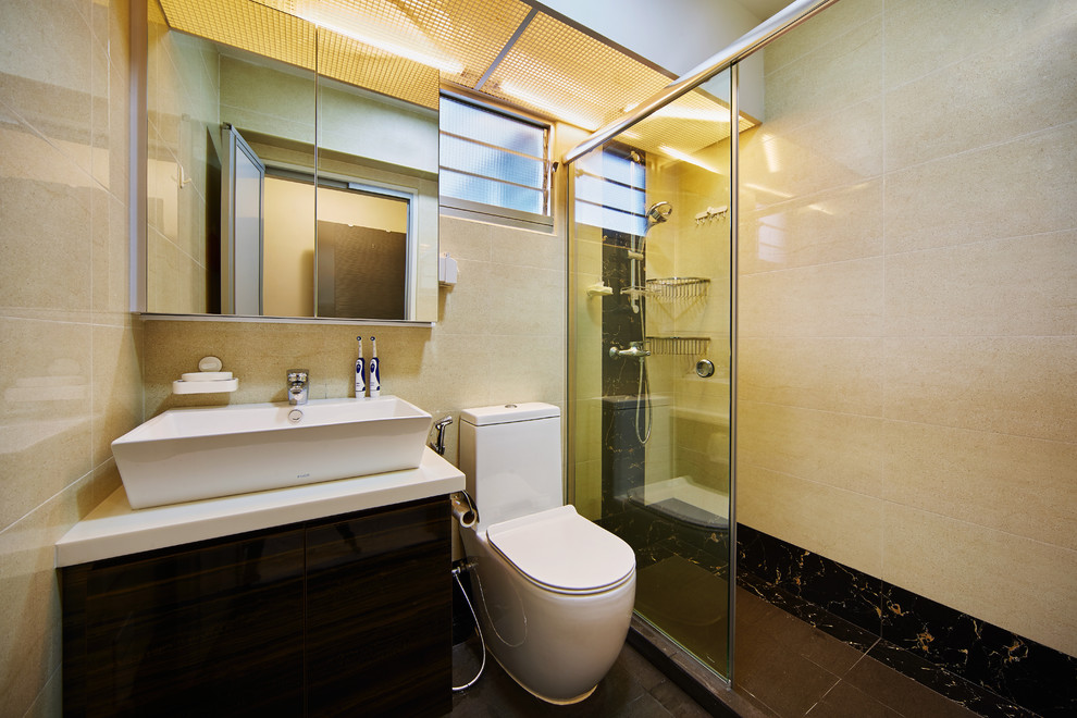 Diseño de cuarto de baño principal de estilo zen pequeño con puertas de armario negras, baldosas y/o azulejos de cerámica y paredes beige