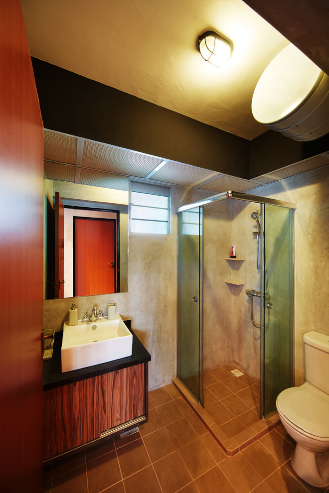 Идея дизайна: маленькая ванная комната в стиле лофт с фасадами цвета дерева среднего тона, керамической плиткой, полом из керамической плитки и душевой кабиной для на участке и в саду