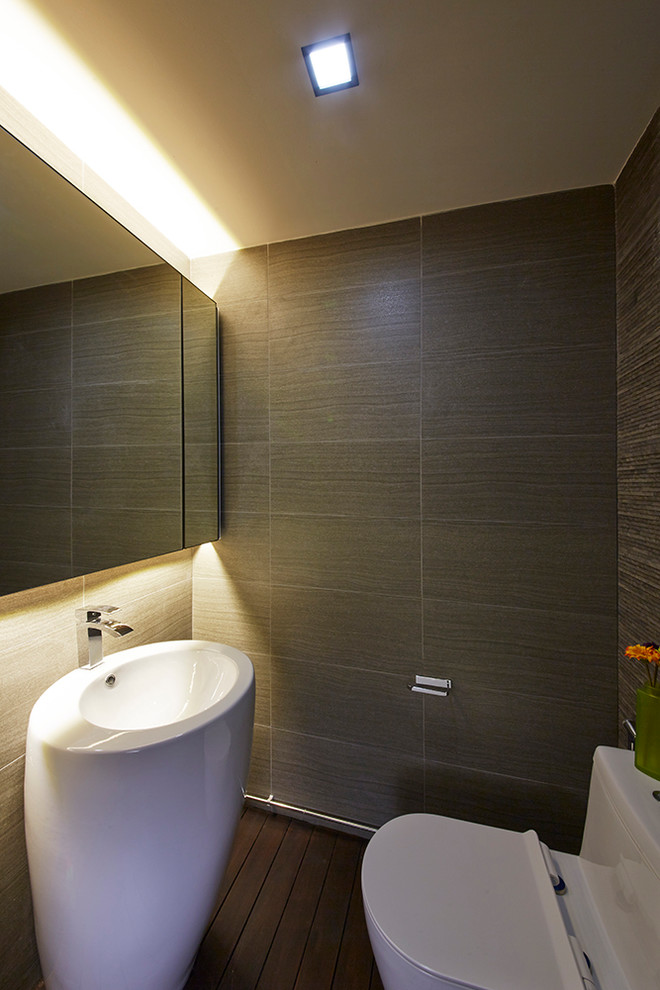 Inredning av ett modernt mellanstort en-suite badrum, med ett piedestal handfat, en toalettstol med hel cisternkåpa, brun kakel, flerfärgade väggar och mörkt trägolv