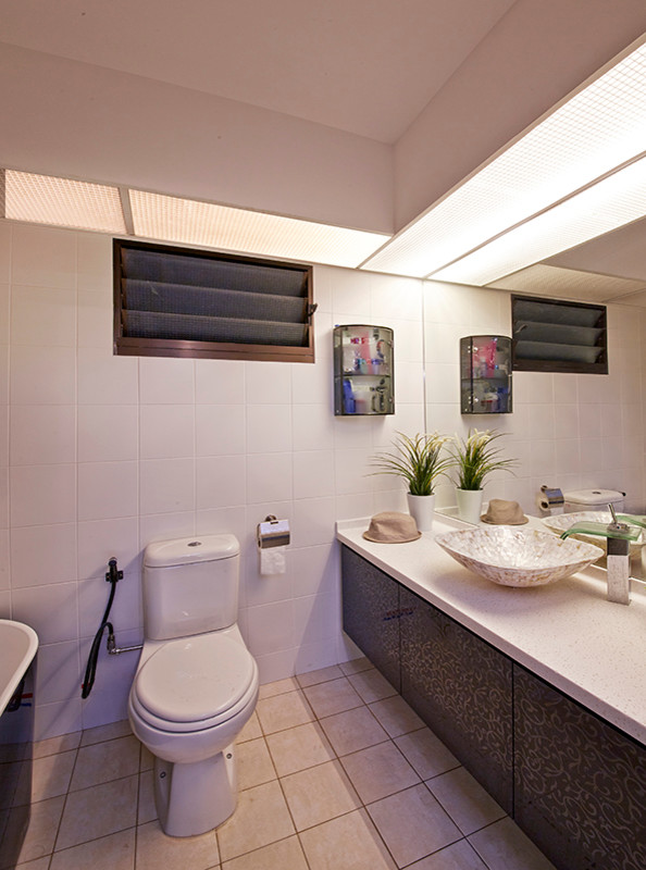 Mittelgroßes Modernes Badezimmer mit flächenbündigen Schrankfronten, schwarzen Schränken, Granit-Waschbecken/Waschtisch, Toilette mit Aufsatzspülkasten, beigen Fliesen, Keramikfliesen, weißer Wandfarbe und Keramikboden in Singapur