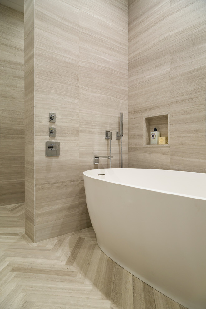 Aménagement d'une petite salle de bain principale moderne avec une baignoire indépendante, un carrelage beige, du carrelage en pierre calcaire, un mur beige, un sol en calcaire, un plan de toilette en calcaire et un sol beige.