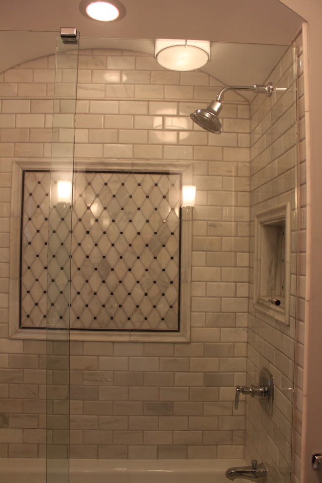 Bild på ett vintage badrum, med en dusch i en alkov