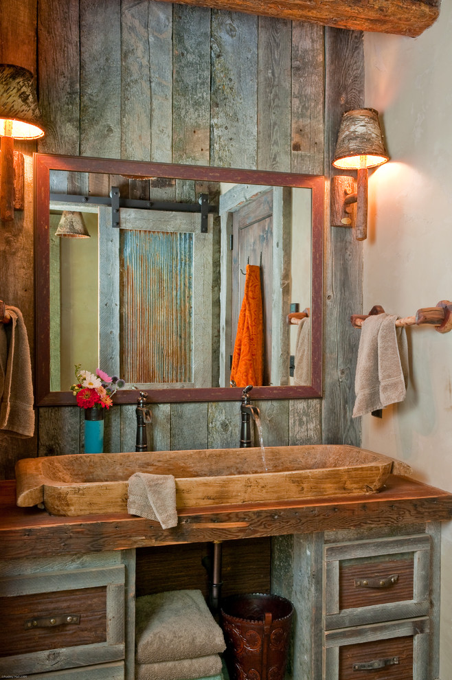他の地域にあるラスティックスタイルのおしゃれな浴室 (木製洗面台、ブラウンの洗面カウンター) の写真