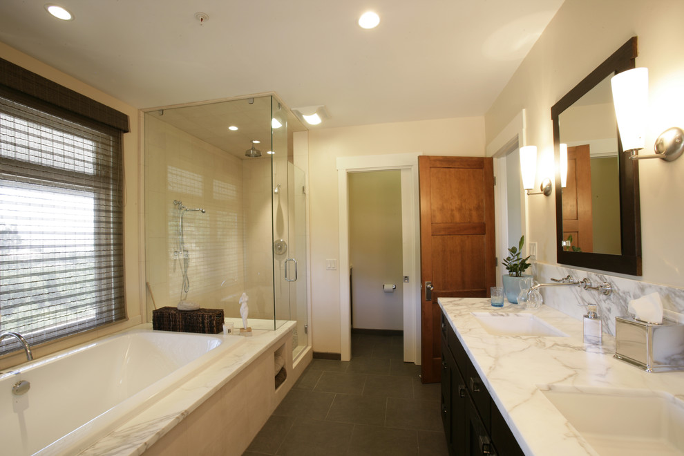 Foto di una stanza da bagno contemporanea con top in marmo e lavabo sottopiano
