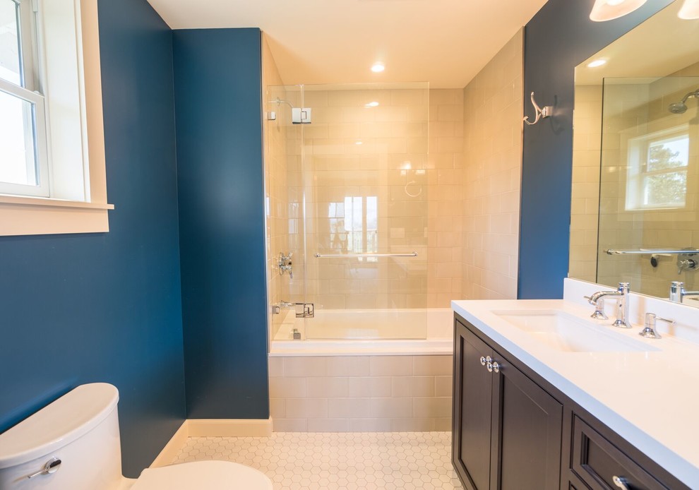Пример оригинального дизайна: ванная комната среднего размера в классическом стиле с фасадами в стиле шейкер, темными деревянными фасадами, ванной в нише, душем над ванной, раздельным унитазом, белой плиткой, плиткой кабанчик, синими стенами, полом из линолеума, душевой кабиной, врезной раковиной и столешницей из кварцита