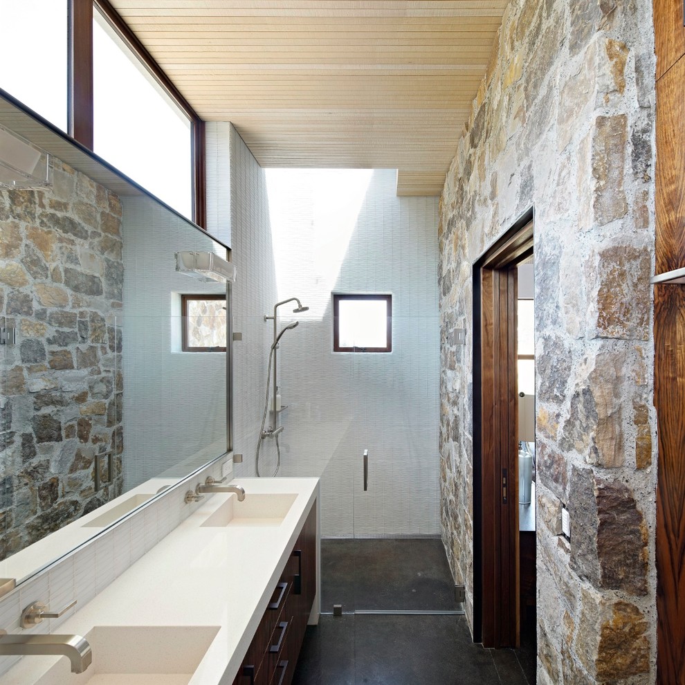 Пример оригинального дизайна: большая ванная комната в стиле рустика с плоскими фасадами, темными деревянными фасадами, душем без бортиков, бетонным полом, монолитной раковиной, душем с распашными дверями, бежевой плиткой, коричневой плиткой и разноцветной плиткой