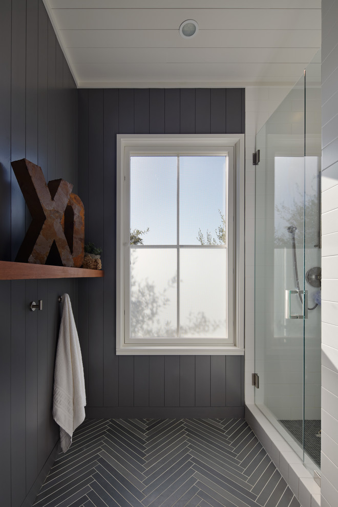 Immagine di una stanza da bagno country con doccia alcova e piastrelle grigie