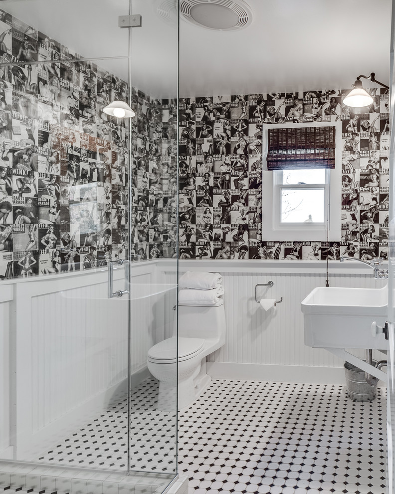 サンフランシスコにあるトランジショナルスタイルのおしゃれな浴室 (壁付け型シンク、白いタイル、マルチカラーの壁、セラミックタイルの床、マルチカラーの床) の写真