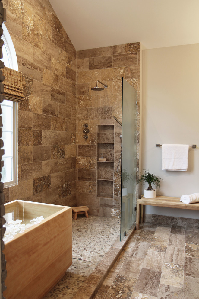 Пример оригинального дизайна: большая главная ванная комната в восточном стиле с плоскими фасадами, японской ванной, открытым душем, раздельным унитазом, коричневой плиткой, серыми стенами, полом из травертина, настольной раковиной и плиткой из травертина