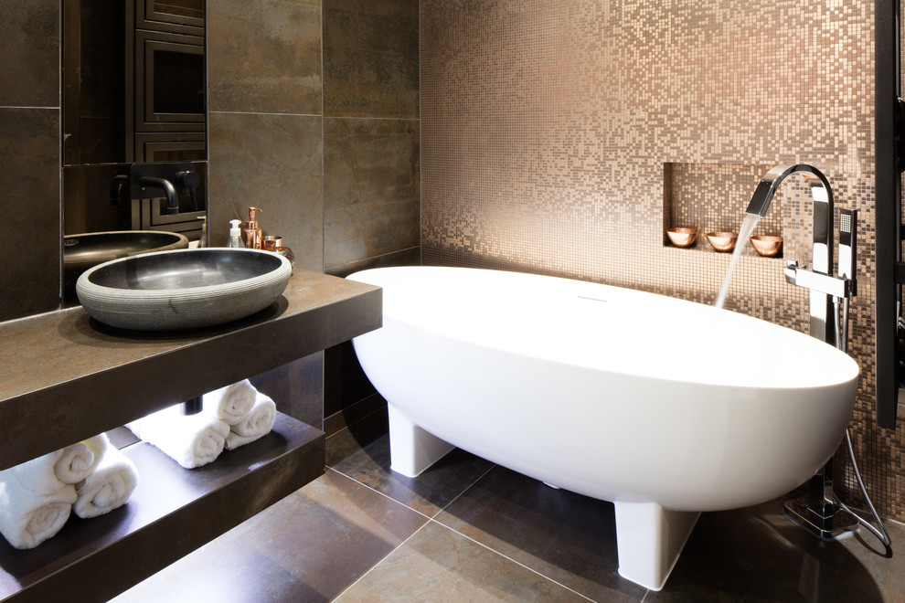 Идея дизайна: главная ванная комната среднего размера в современном стиле с открытыми фасадами, отдельно стоящей ванной, открытым душем и унитазом-моноблоком