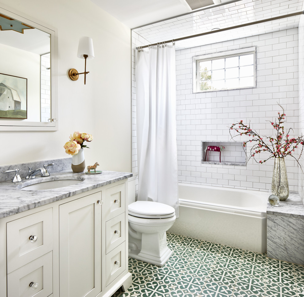 Пример оригинального дизайна: маленькая ванная комната в стиле неоклассика (современная классика) с фасадами в стиле шейкер, белыми фасадами, ванной в нише, душем над ванной, раздельным унитазом, белой плиткой, плиткой кабанчик, белыми стенами, полом из керамической плитки, врезной раковиной, мраморной столешницей, зеленым полом, шторкой для ванной и серой столешницей для на участке и в саду