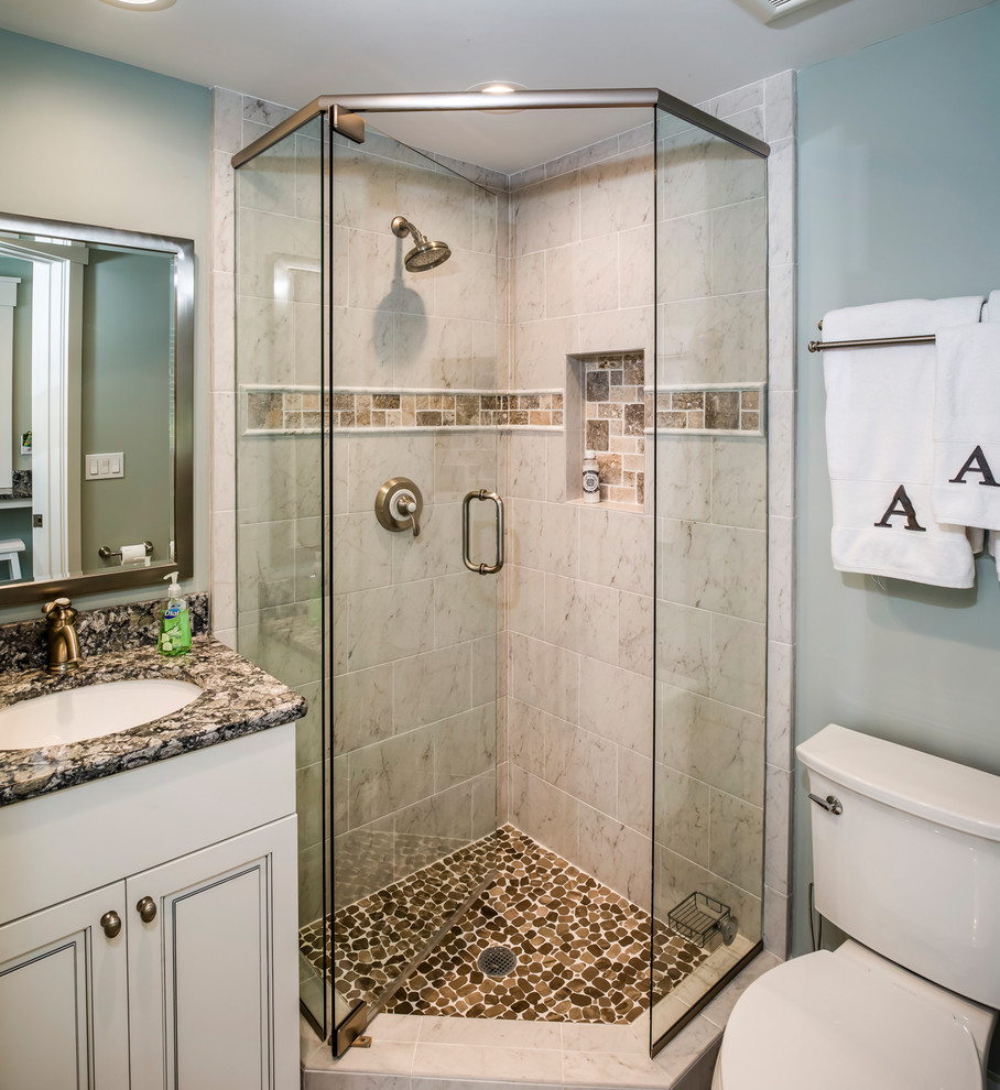 Exempel på ett litet klassiskt badrum med dusch, med skåp i shakerstil, vita skåp, en hörndusch, en toalettstol med separat cisternkåpa, beige kakel, blå väggar, klinkergolv i småsten, ett undermonterad handfat, granitbänkskiva, brunt golv och dusch med gångjärnsdörr