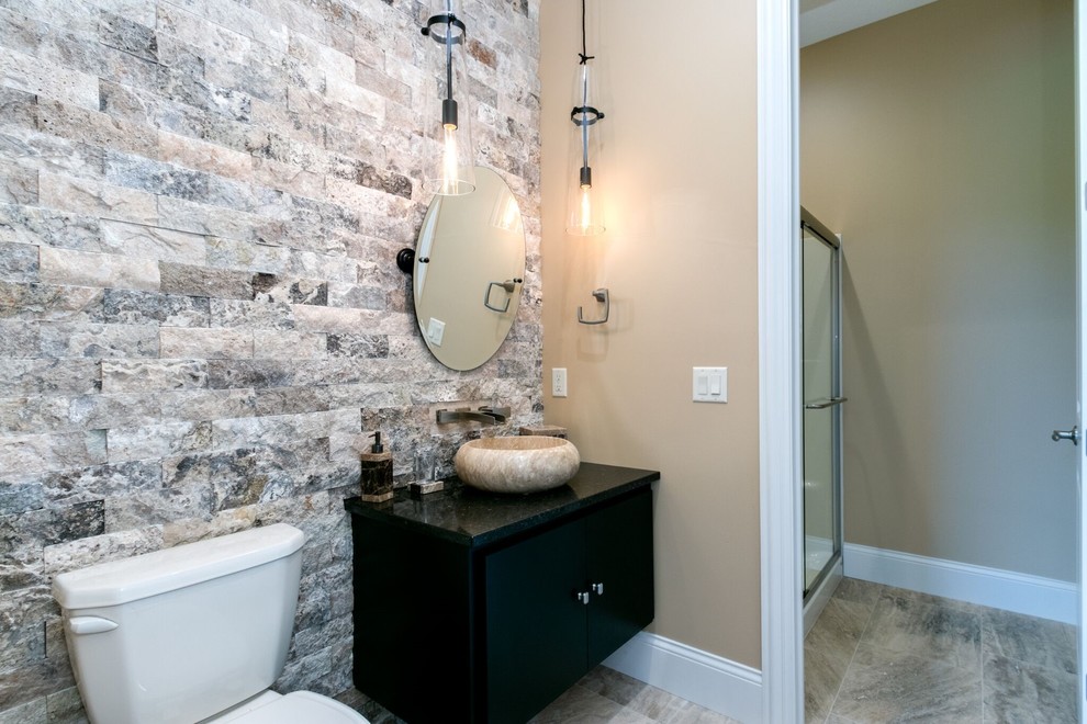 Ejemplo de cuarto de baño tradicional de tamaño medio con armarios abiertos, puertas de armario negras, baldosas y/o azulejos multicolor, encimera de cuarzo compacto, encimeras negras y lavabo sobreencimera
