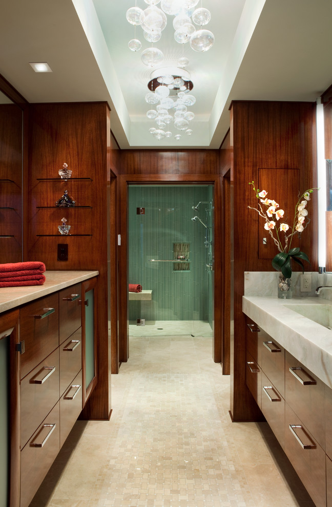 Foto di una stanza da bagno contemporanea con ante lisce, ante in legno bruno, doccia alcova e piastrelle verdi