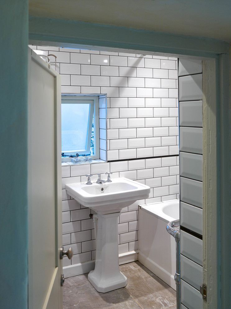 Aménagement d'une salle de bain contemporaine pour enfant avec une vasque, une baignoire d'angle, un carrelage blanc, des carreaux de céramique, un mur blanc et un sol en carrelage de céramique.