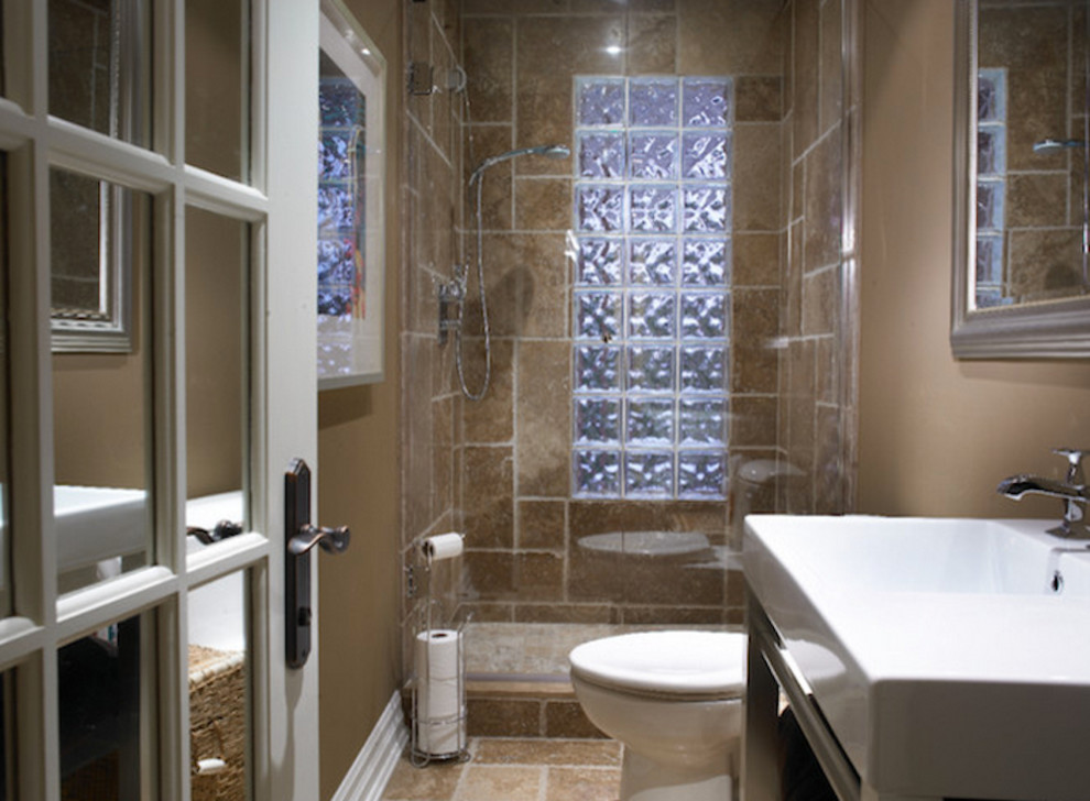 Foto på ett litet funkis badrum, med en dusch i en alkov, brun kakel, stenkakel, bruna väggar, ett konsol handfat, brunt golv och dusch med gångjärnsdörr