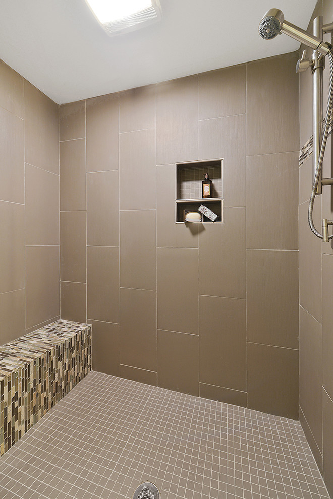 サンフランシスコにあるコンテンポラリースタイルのおしゃれな浴室 (ベージュのタイル、ベージュの壁) の写真
