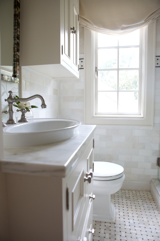 Foto på ett vintage badrum, med marmorbänkskiva och ett fristående handfat