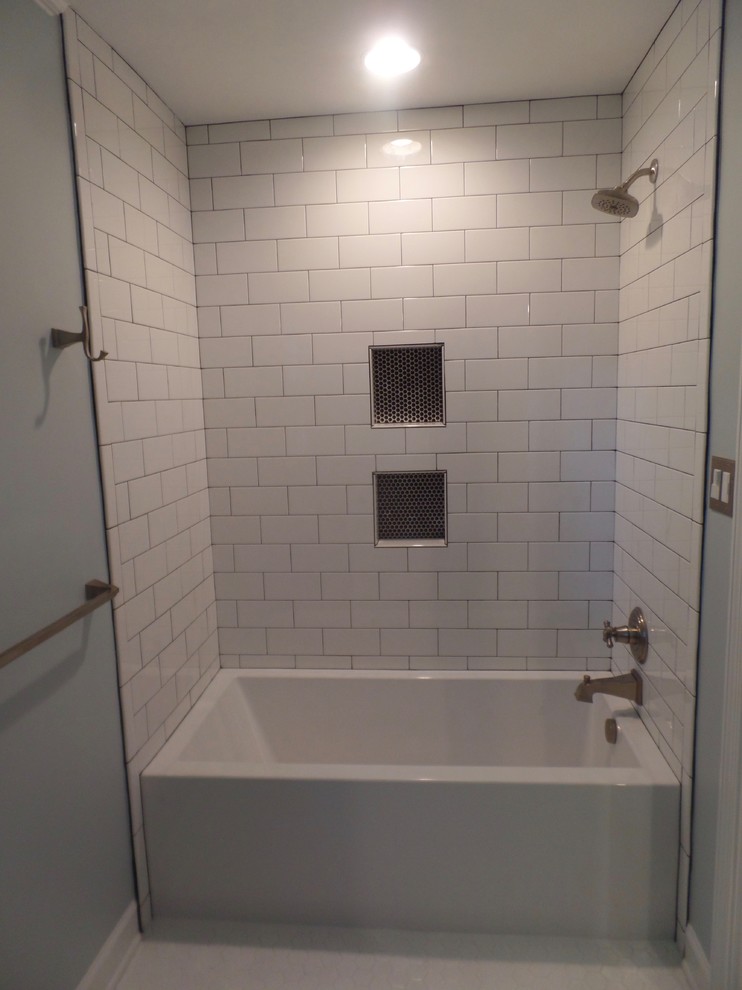Klassisk inredning av ett mellanstort vit vitt badrum för barn, med skåp i shakerstil, grå skåp, ett badkar i en alkov, en dusch/badkar-kombination, en toalettstol med separat cisternkåpa, vit kakel, keramikplattor, blå väggar, klinkergolv i keramik, ett undermonterad handfat, bänkskiva i kvarts, vitt golv och dusch med duschdraperi