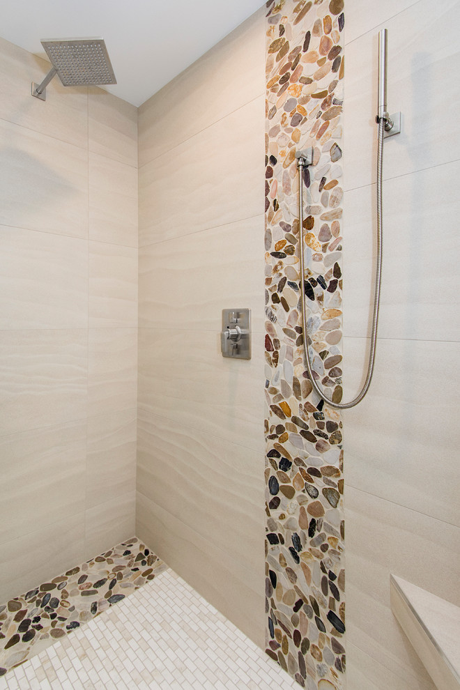 Идея дизайна: главная ванная комната среднего размера в стиле неоклассика (современная классика) с бежевыми стенами, светлым паркетным полом, бежевым полом, плоскими фасадами, белыми фасадами, ванной в нише, угловым душем, унитазом-моноблоком, бежевой плиткой, керамогранитной плиткой, врезной раковиной, столешницей из искусственного кварца и душем с распашными дверями