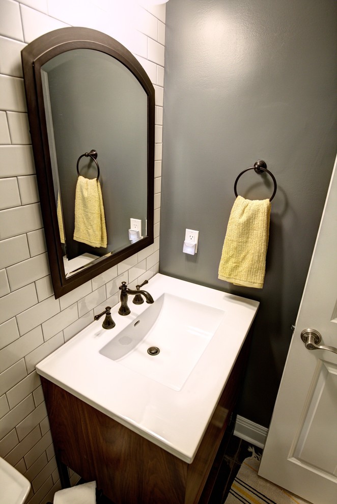 Idée de décoration pour une douche en alcôve bohème en bois brun avec un placard à porte plane, WC séparés, un carrelage noir et blanc, des carreaux de porcelaine, un mur gris, un sol en carrelage de porcelaine, un lavabo intégré et un plan de toilette en surface solide.