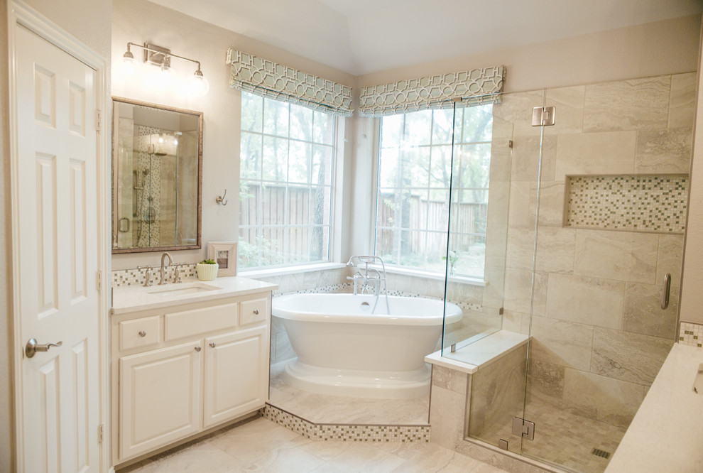 Foto de cuarto de baño principal marinero de tamaño medio con puertas de armario blancas, bañera exenta, baldosas y/o azulejos de cerámica y encimera de cuarzo compacto