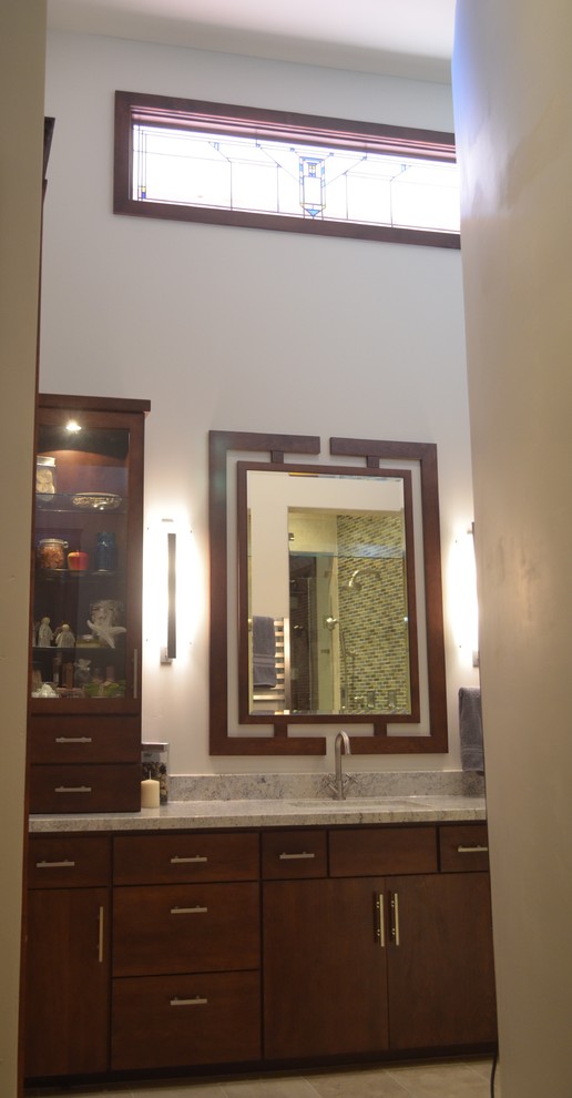 Immagine di una sauna contemporanea di medie dimensioni con lavabo sottopiano, consolle stile comò, ante in legno bruno, top in granito, WC a due pezzi, pareti beige e pavimento in gres porcellanato