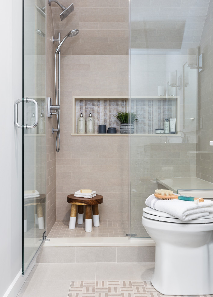Источник вдохновения для домашнего уюта: маленькая ванная комната в современном стиле с фасадами в стиле шейкер, серыми фасадами, душем в нише, унитазом-моноблоком, бежевой плиткой, керамической плиткой, серыми стенами, полом из керамической плитки, душевой кабиной, накладной раковиной, столешницей из кварцита, бежевым полом, душем с распашными дверями и белой столешницей для на участке и в саду