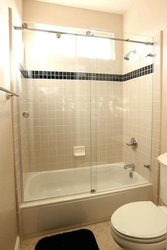 Свежая идея для дизайна: ванная комната среднего размера в стиле неоклассика (современная классика) с ванной в нише, душем над ванной, раздельным унитазом, бежевой плиткой, керамогранитной плиткой, бежевыми стенами и полом из керамической плитки - отличное фото интерьера