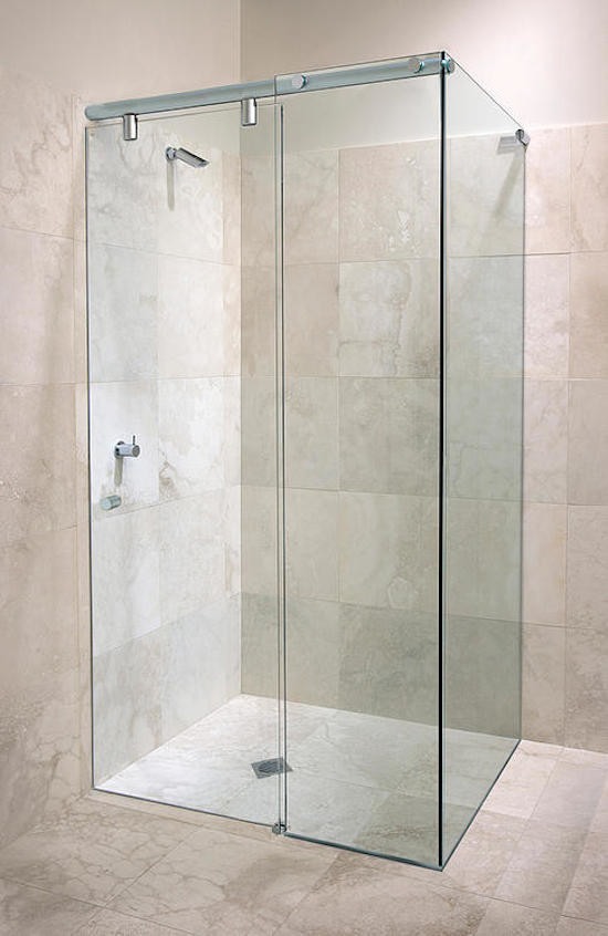На фото: большая главная ванная комната в стиле неоклассика (современная классика) с угловым душем, серой плиткой, каменной плиткой, белыми стенами и мраморным полом