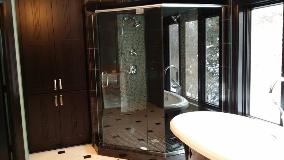 Ejemplo de cuarto de baño contemporáneo de tamaño medio con bañera exenta, ducha esquinera, ducha con puerta con bisagras y suelo blanco